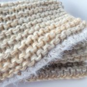 Détail des mailles de la grosse écharpe beige et sable.