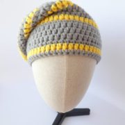 Gris et jaune, ce bonnet est aux couleurs de la Pantone Color of the Year 2021.