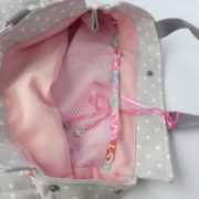 La doublure vichy rose et blanc et les poches intérieures du sac Ballerine sur le toit.