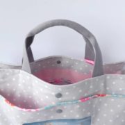 Anses confortables et grandes poches extérieures pour le sac Ballerine sur le toit.