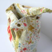 Un bouton pression réduit l'ouverture du sac Ourson.