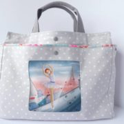 Le sac fourre-tout avec le coupon Ballerine sur le toit de chez Nidillus.
