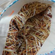 La doublure imprimé paille du sac Combi.