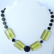Le collier noir et vert de style art déco.