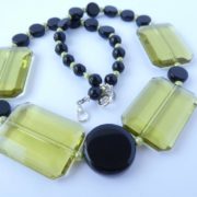 Elles sont jolies les perles rectangulaires du collier art déco vert et noir.