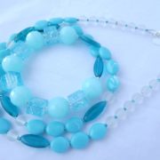 Le collier bleu glacier est très rafraîchissant.