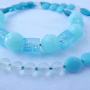 Les perles carrées du collier bleu glacier rappellent la glace.