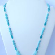 Vue d'ensemble du collier bleu glacier.