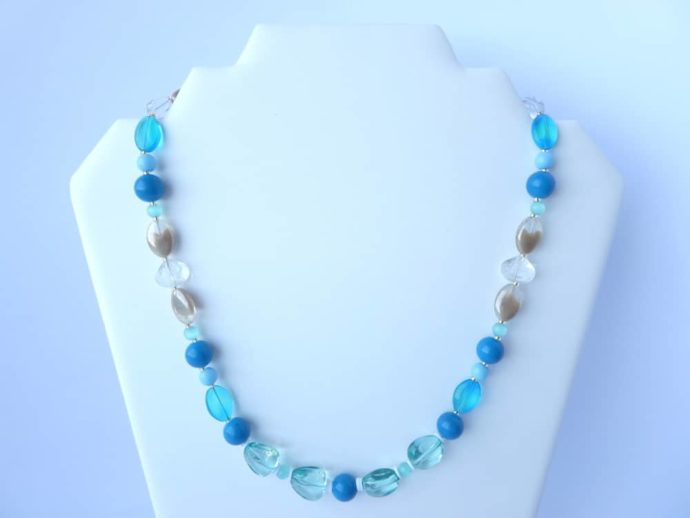 Le collier bleu Ecalgrain fabriqué par Pamalussi.