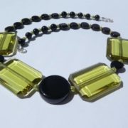 L'assemblage du collier vert et noir est bien équilibré.