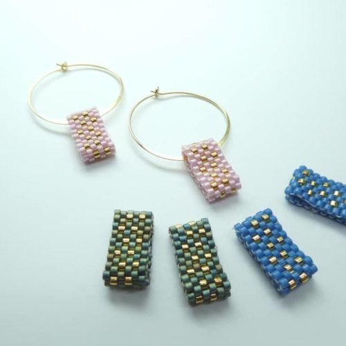 Les créoles Diane et les pendants réalisés en perles Miyuki tissées.