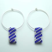 Paire de créoles en argent 925 avec pendants bleus.