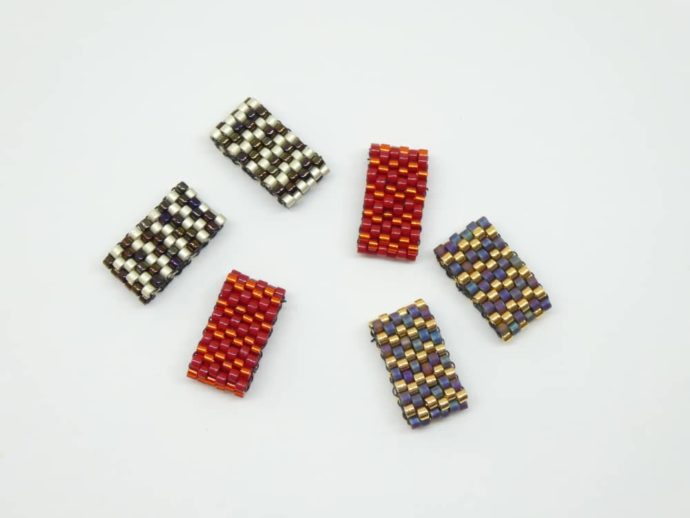 Les trois paires de pendants en perles tissés des créoles Flora.