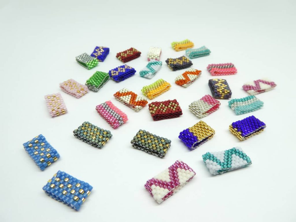 Les pendants en perles tissées de différentes couleurs et textures.