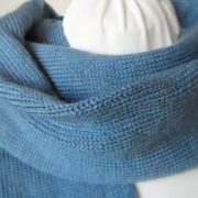 Détail du point jersey de l'écharpe en laine bleu lac.