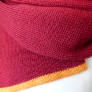 Joli rouge carmin pour cette écharpe en laine fine.