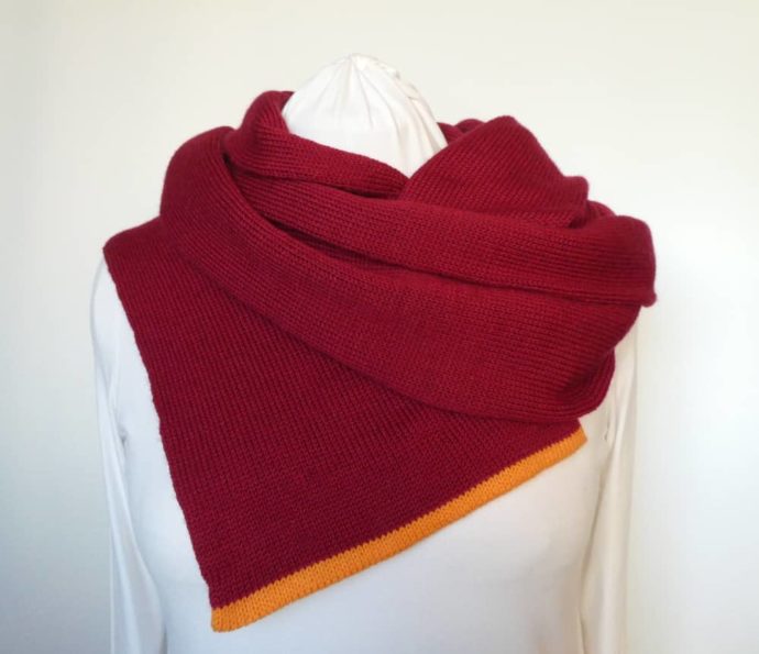 L"écharpe en laine fine rouge carmin de la boutique Pamalussi.