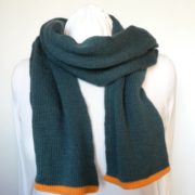 L'écharpe en laine fine vert cobalt avec deux pans devant.