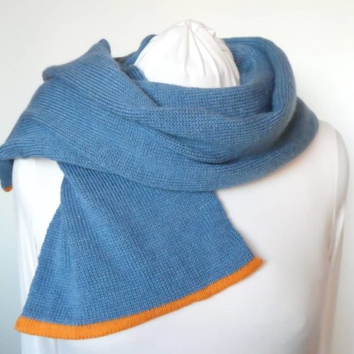 L'écharpe en laine fine bleu lac de la boutique Pamalussi.