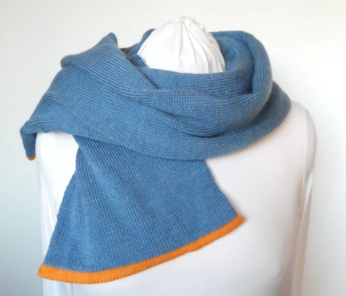 L'écharpe en laine fine bleu lac de la boutique Pamalussi.