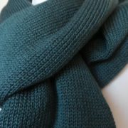 Gros plan sur le point de jersey utilisé pour l'écharpe en laine fine vert cobalt.