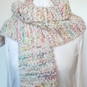 La grosse écharpe écrue et multicolore de la boutique Pamalussi.