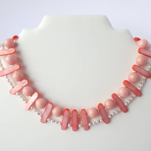 Le collier Béatrice a deux rangs de perles rose saumon.