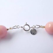 Le fermoir et la marque PMLS du collier deux rangs Béatrice.