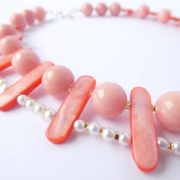 Les palets plats rose saumon encerclés de rondes du collier Béatrice.