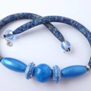 Les perles bleu ciel du centre du collier bleu étoilé.