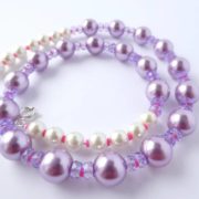 Les disques rose fluo réveillent le collier glycine et rose de chez Pamalussi.