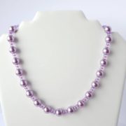 Ce que donne le collier Ella glycine rose sur le présentoir.
