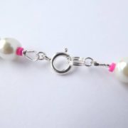 Le fermoir en argent 925 du collier Ella glycine et rose.