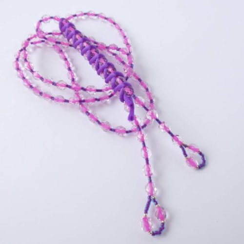 Le long collier rose et violet avec son cordon en queue de rat violet.