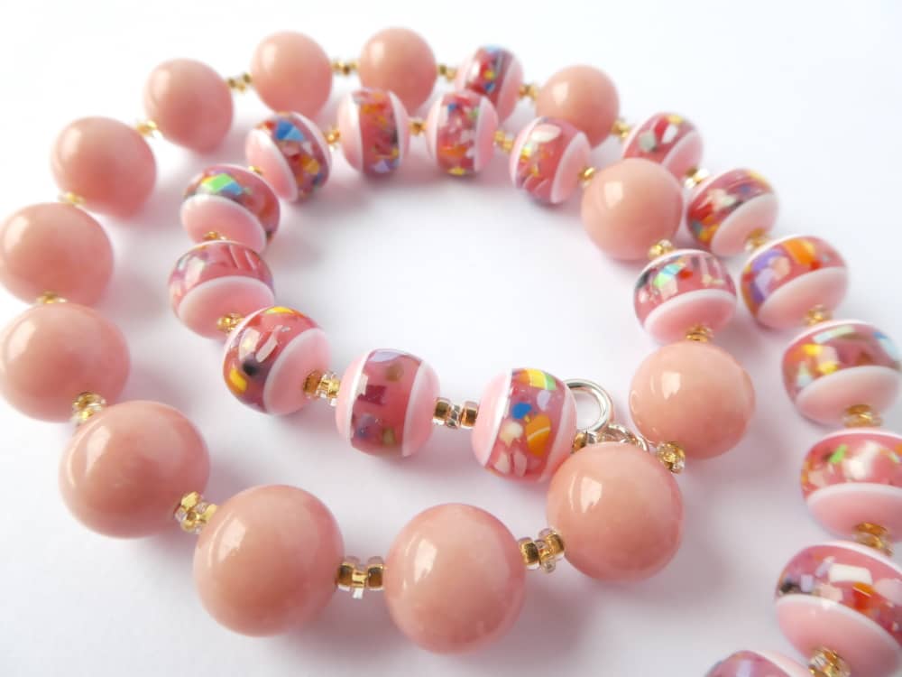 Les perles rondes en céramique du collier Félicie.