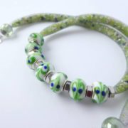 Les écrous en inox du collier vert blanc bleu.