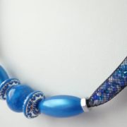 Jolie couleur pour ce collier en résille tubulaire noire garnie de perles bleues et blanches.