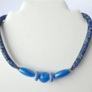 Elles sont bien mises en valeur les perles centrales du collier bleu étoilé.