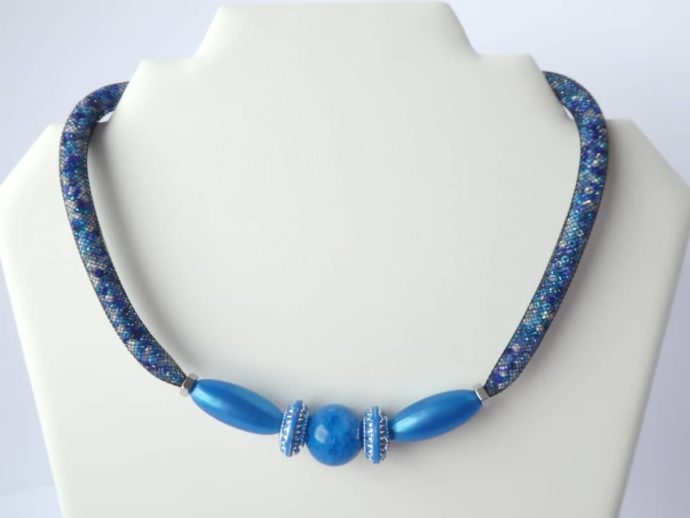 Elles sont bien mises en valeur les perles centrales du collier bleu étoilé.