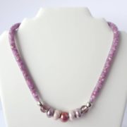 Belle harmonie pour le collier Apolline en résille tubulaire mauve.