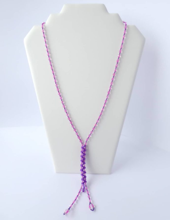 Le long collier rose avec cordon violet.