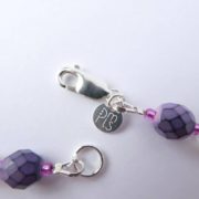 Le jolie fermoir et la marque PMLS du collier Valentine lilas rose.