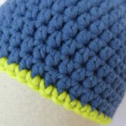 Gros plan sur la bordure jaune du bonnet bleu Aubrac.