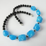 Le collier Garance bleu et noir.