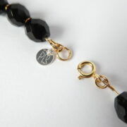 La marque PMS en argent et le fermoir en Gold Filled du collier Inès or et noir.