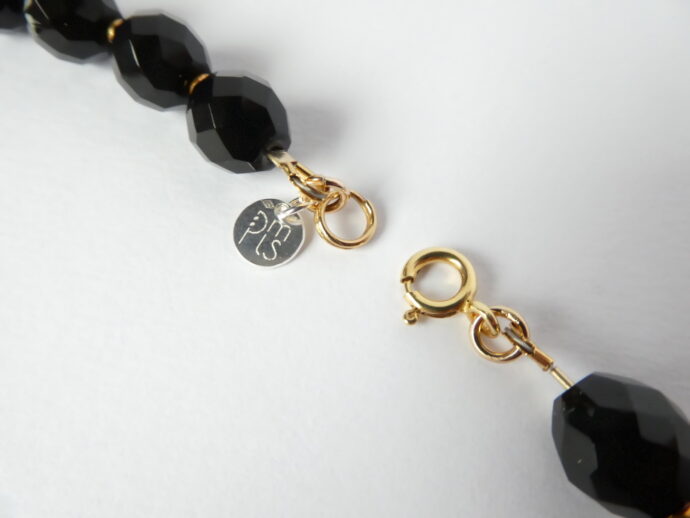 La marque PMS en argent et le fermoir en Gold Filled du collier Inès or et noir.