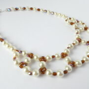Les perles tissées du collier Chloé nacre et ambre.