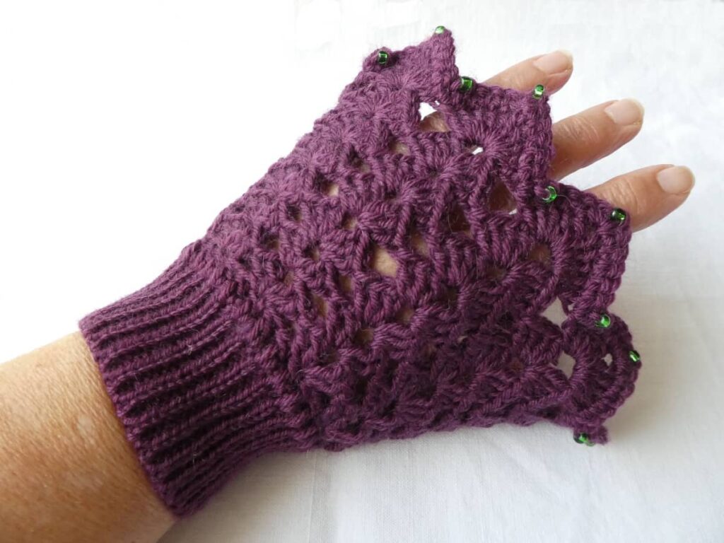 Manchette de laine sur une main.