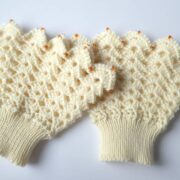 Une paire de manchettes Pamalussi crème.