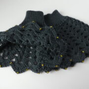 Une paire de manchettes en dentelle de laine de couleur gris foncé bleu canard.